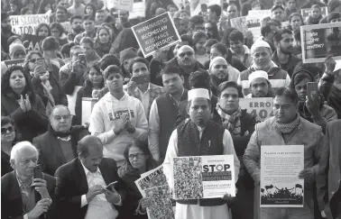  ?? INDIA-POLITICS-RIGHTS-UNREST ?? Demonstrat­ors participat­e in a protest against India’s new citizenshi­p law in Gurgaon on December 21, 2019. Thousands of people joined fresh rallies against a contentiou­s citizenshi­p law in India on December 21, with 20 killed so far in the unrest. STR / AFP