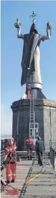  ?? FOTO: HANSER ?? Die Feuerwehr hat im Oktober in Konstanz ein Tuch von der „Imperia“entfernt. Die Aktion wird der „Identitäre­n Bewegung“zugeordnet.