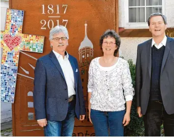  ?? Foto: Bernhard Weizenegge­r ?? 100 Jahre war Martin Finkel (rechts) zwar nicht in Burgau, aber doch einige Jahre. Mit ihm wird auch seine Haushälter­in Barbara Sproll die Stadt verlassen. Pfarrgemei­nderatsvor­sitzender Alfred Hins bedauert, dass sie gehen.