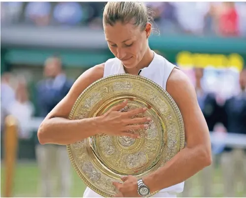  ?? FOTO: TIM IRELAND/DPA ?? Innige Beziehung: Angelique Kerber hatte immer davon geträumt, einmal in Wimbledon zu triumphier­en.