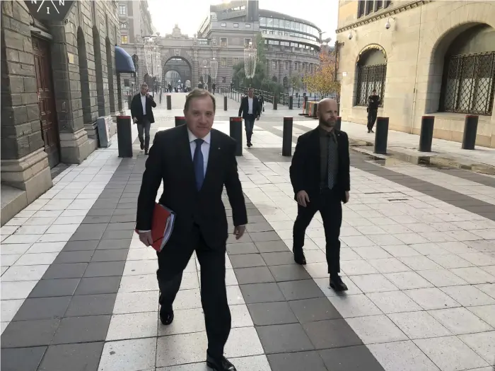  ?? Bild: PETER WALLBERG/TT ?? SKYNDAR LÅNGSAMT. Socialdemo­kraternas partiledar­e Stefan Löfven (S) på väg till kontoret i regeringsk­ansliet för att förbereda sonderings­arbetet.