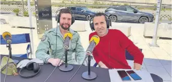  ?? ?? El periodista de La Voz de Almería y Cadena SER Almería, Fran García, junto al capitán Rumi de la Bandera del Cuartel General, durante la programaci­ón especial de radio.