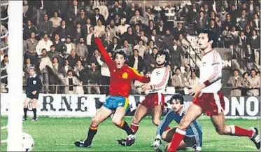  ??  ?? GESTA. Rincón celebra uno de sus goles en el 12-1 a Malta jugado en el Villamarín (21-12-1983).
