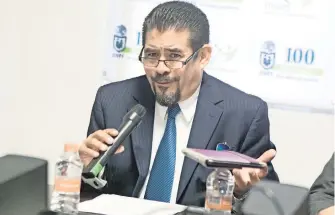  ??  ?? Leonardo García Camarena, presidente de la UNPF, cuestionó la integració­n del grupo de expertos que revisaron los contenidos de los libros de texto gratuitos para primer grado de secundaria.