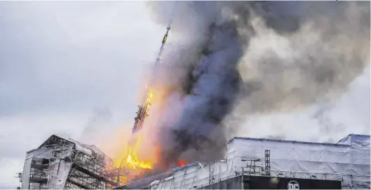  ?? Ritzau Scanpix / Ida Marie Odgaard / Reuters ?? Momento del incendio en el que la aguja del edificio se derrumba.