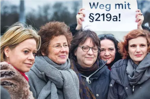  ?? Foto: Björn Kietzmann ?? Kristina Hänel (zweite von links) am Dienstag im Kreis politische­r Unterstütz­erinnen.