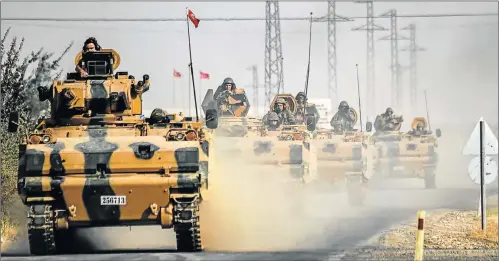  ?? Picture: AFP ?? ON ALERT: Turkish Army tanks in a convoy at Karkamis in a bid to drive IS jihadists out of a key Syrian border town