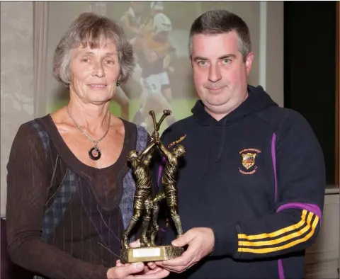  ??  ?? Marguerite Furlong making a presentati­on to the Faythe Harriers’ Féile winning team at the recent Coiste na nÓg Convention. The award was accepted by Pat Henebery.