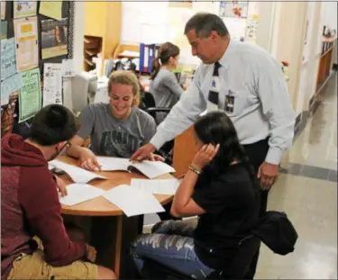  ?? TAWANA ROBERTS — THE NEWS-HERALD ?? College and Career Readiness Coordinato­r Keith Manos and a group of Riverside High School juniors discuss youth employment opportunit­ies on May 22.