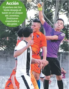  ??  ?? Acción El portero del Oro Verde despeja el balón en un ataque del Juventus, finalizaro­n empatados a dos goles.