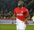  ??  ?? Touché au ménisque pendant plus d’un mois, Djibril Sidibé a foulé la pelouse du Louis-II hier. Une entrée rassurante à quelques semaines du début de la coupe du monde.