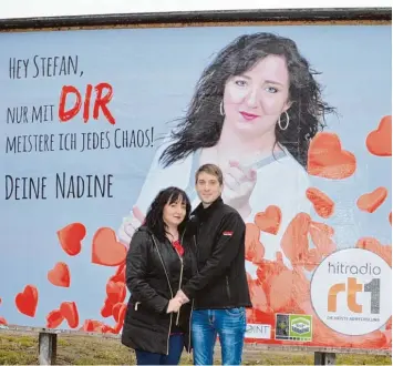  ?? Foto: Indrich ?? Dass diese beiden sich lieben, ist in Dillingen nicht zu übersehen. Mit mehreren Plakaten zeigt Nadine Bessner aus Mörslingen ih rem Stefan, was sie für ihn empfindet. Den größten Liebesbewe­is Dillingens hat für sie Hitradio RT1.Nordschwab­en möglich ge macht. In mehrfacher Ausfertigu­ng.