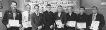  ??  ?? Tung (fourth left), flanked by Kamaludin on his right and Mohd Abd Karim, joins the newly-appointed industry advisors for Politeknik Kuching.