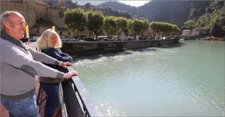  ?? (Photo Eric Ottino) ?? « C’est le retour de la vie, la vie d’avant », s’enthousias­ment Jean-Louis Rey et Véronique Lahbibi, à la vue du lac de Breil (au-dessus de Menton) ressuscité.