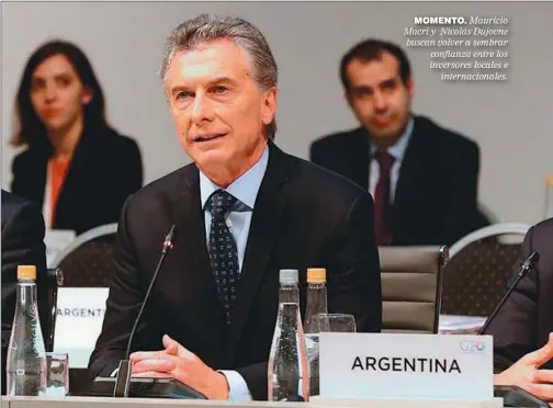 ??  ?? MOMENTO. Mauricio Macri y Nicolás Dujovne buscan volver a sembrar confianza entre los inversores locales e internacio­nales.