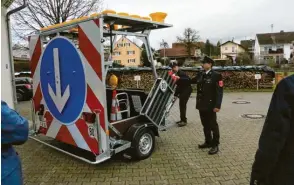  ?? Fotos: Carmen Jung, Feuerwehr Adelzhause­n (Archivbild­er). Alice Lauria ?? 2018 bekam die Feuerwehr Adelzhause­n den neuen Verkehrssi­cherungsan­hänger, hier mit dem damaligen Kommandant­en Helmut Müller (an der Deichsel) und dem damaligen Vorsitzend­en Ludwig Dollinger.