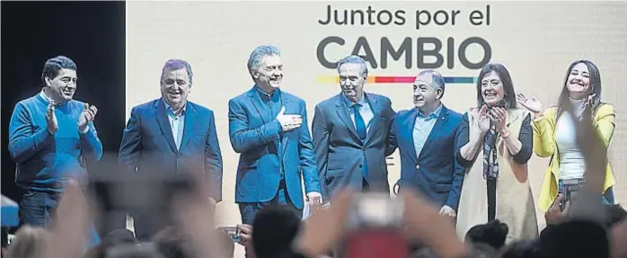  ?? (PEDRO CASTILLO) ?? Lanzamient­o. Macri y Pichetto, junto a los cinco candidatos que buscarán las bancas en Diputados, ayer, en Forja.