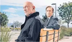  ?? FOTO: NETFLIX ?? Der Mann fürs Grobe, Mike Ehrmantrau­t (Jonathan Banks, l.), und der Anwalt Saul Goodman (Bob Odenkirk) sind Geschäftsp­artner und die Protagonis­ten der Netflix-Eigenprodu­ktion „Better Call Saul“(„Rufen Sie lieber Saul an“).