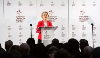  ?? ?? Ursula von der Leyen devait prononcer un discours lors du sommet européen sur la défense et la sécurité lorsqu'un homme s'est levé pour dénoncer sa politique à l'égard d'Israël.