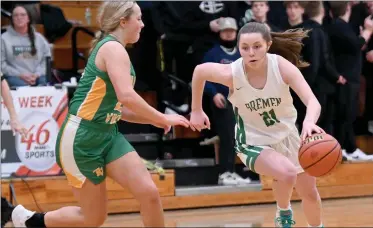  ?? PILOT PHOTO/BEV HARAMIA ?? Bremen’s Eliana Grubbs (21) looks for room to drive during sectional action Friday.