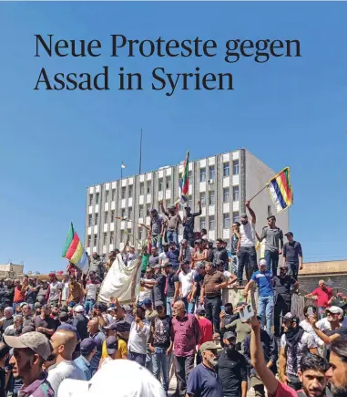  ?? [APA / AFP / Handout] ?? „Weg mit dem Regime Assad“: Protestier­ende in der Stadt Sweida im Süden Syriens.
