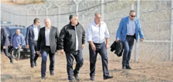  ?? REUTERS ?? Mađarski i bugarski premijeri Viktor Orban i Boiko Borisov obišli su jučer žilet-žicu na bugarskotu­rskoj granici