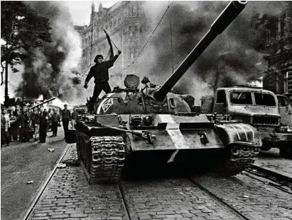  ?? (KEYSTONE/MAGNUM PHOTOS/JOSEF KOUDELKA) ?? En août 1968, les chars du Pacte de Varsovie envahissen­t Prague.