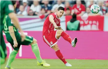  ?? /EFE ?? James Rodríguez, del Bayern, intenta un pase en el juego ante el Werder Bremen.