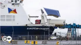  ??  ?? Im Hafen von Larne (Nordirland) fährt ein Lkw auf die Fähre nach Großbritan­nien. Eigentlich wären Kontrollen fällig.