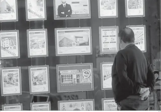  ?? H.I. ?? Un hombre revisa los anuncios de alquileres y ventas de una inmobiliar­ia.