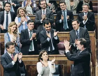  ?? EMILIA GUTIÉRREZ ?? Mariano Rajoy, aplaudido tras el rechazo a la moción de censura de Podemos