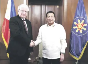  ?? PNA PHOTO ?? AMBASSADOR of the Russian Federation Igor Khovaev makes a courtesy call on President Duterte.