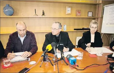  ?? ARCHIVO CET ?? Rueda de prensa. Pere Micaló, delegado de Enseñanza de Girona; Jaume Pujol, arzobispo de Tarragona, y Montserrat Claveras, profesora de religión (instituto Montserrat de Barcelona)