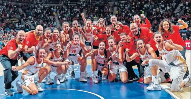  ??  ?? UN EQUIPO EN RACHA. Las jugadoras y el cuerpo técnico de la Selección femenina de baloncesto celebran el bronce conseguido ayer en Tenerife.