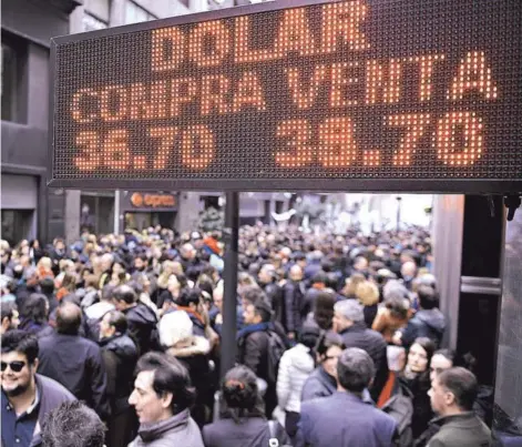  ??  ?? Hay expectació­n sobre la evolución del peso argentino en la jornada de hoy, tras los anuncios de Macri.