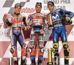  ??  ?? DARI kiri, Marquez, Dovizioso dan Rossi bersama trofi masing-masing.