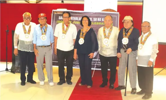  ??  ?? Mga haligi sa Sugboanong Binisayang Katitikan atol sa Golden Jubilee sa Bathalad. Gikan sa wala: Ernesto D. Lariosa, Rogelio Pono, Don Pagusara, Dr. Mel M. Allego, Ricardo P. Baladjay, ug Lamberto Ceballos.