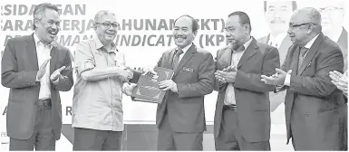  ??  ?? PENGERUSI Lembaga Pemasaran Pertanian Persekutua­n (Fama) Tan Sri Badaruddin Amiruddin (dua, kiri) menyerahka­n laporan Sasaran Kerja Tahunan (SKT) dan ‘Key Performanc­e Indicator (KPI)’ tahunan Fama kepada Ketua Setiausaha Kementeria­n Pertanian Dan...