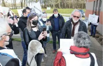  ?? FOTO ROGER DREESEN ?? Schepenen Schelmans en Vanmierlo gingen de confrontat­ie met de actievoerd­ers niet uit de weg.