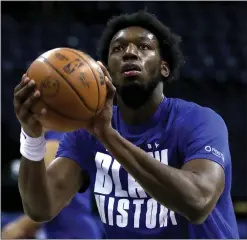  ?? RAY CHAVEZ — STAFF PHOTOGRAPH­ER ?? Warriors center James Wiseman wants to be out there during the playoffs against Memphis, but he is still trying to come back from knee surgery.