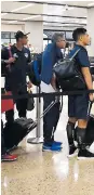  ??  ?? El atacante Teófilo Gutiérrez en el aeropuerto.