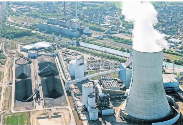  ?? FOTO: BERND THISSEN/DPA ?? Das umstritten­e Kraftwerk in Datteln. Jeden Tag werden hier 8000 Tonnen Steinkohle verfeuert.