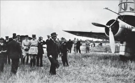  ?? DR/COLL.B.BOMBEAU ?? Devenu ministre de l’Air, c’est en civil que le général Denain (premier plan) passe en revue le BCR Bloch 130 lors du premier semestre 1934.