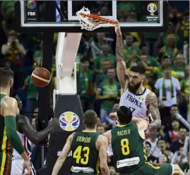  ?? (Photo AFP) ?? Vincent Poirier au dunk : les Bleus n’ont pas cédé face aux Baltes.