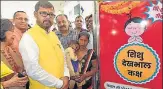  ?? DHEERAJ DHAWAN/HT ?? Minister of state for transport (independen­t charge) Ashok Katiyar inaugurati­ng the first ‘breastfeed­ing cubicle.