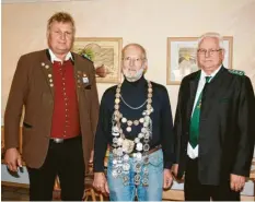  ?? Foto: Ursula Kreuzer ?? Die Gauschütze­nmeister Helmut Konrad (links) und Wolfgang Majewski (rechts) gratuliert­en dem neuen Kreissenio­renkönig Konrad Wieser.