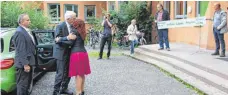  ?? FOTO: JPS ?? Der Auslöser für die Anzeige waren Kretschman­ns Aussagen bei seinem Besuch in Wangen, rechts demonstrie­ren Armin Kohler und Roland Merk.