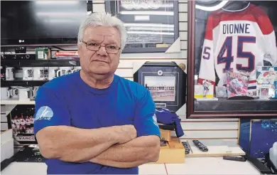  ?? MIKE ZETTEL NIAGARA THIS WEEK ?? Hockey hall of famer Marcel Dionne stands in front of the spot inside his Niagara Falls memorabili­a store where his boyhood skates were stolen.