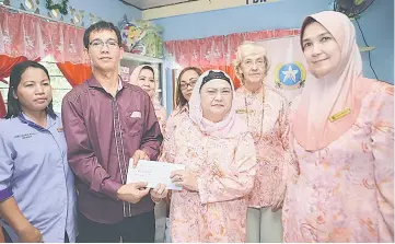  ??  ?? PDK Sinar Harapan chairman Reben Nerot receives the cheque from Juma’ani.