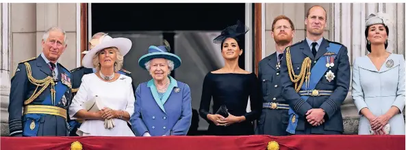  ?? FOTO: DPA ?? Das Bild wird es so nicht mehr geben: Prinz Charles (v.l.n.r.), Camilla, Elizabeth II., Meghan, Harry, William und Kate stehen bei einer Parade auf dem Balkon des Buckingham-Palasts.